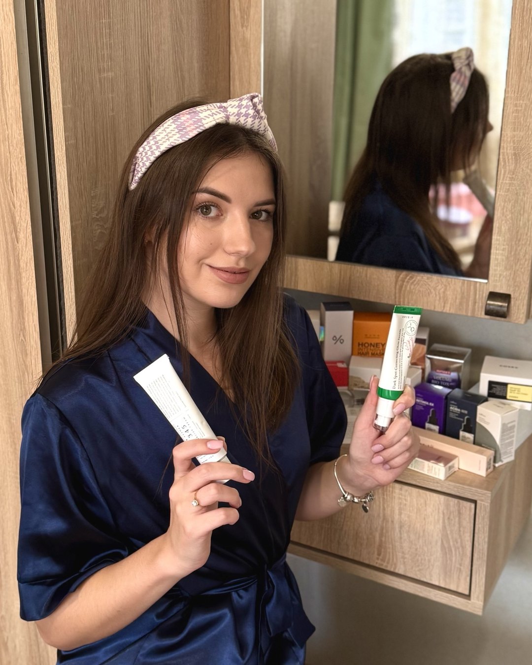 Настя, основательница Korean Cosmetics Ge, с корейской косметикой